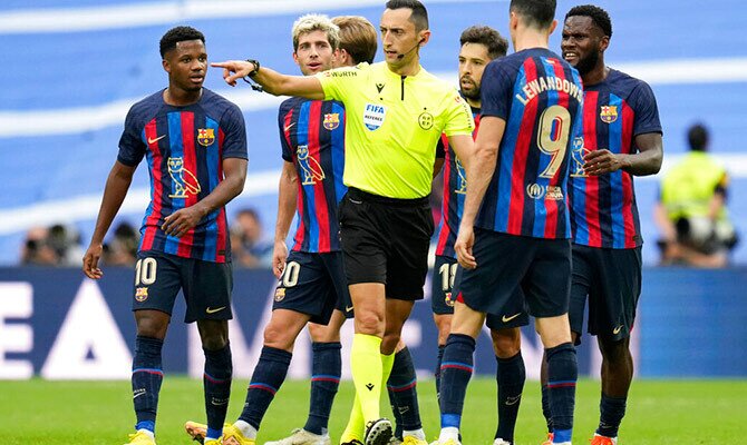 Robert Lewandowski y otros jugadores del Barcelona en partido de LaLiga