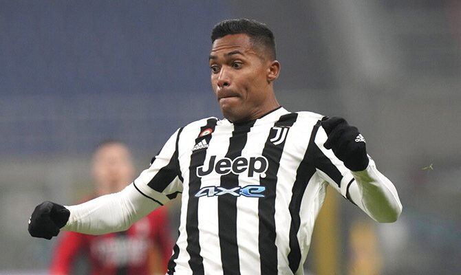 Alex Sandro conduce el balón en la imagen. Pronósticos Villarreal vs Juventus, Champions League.