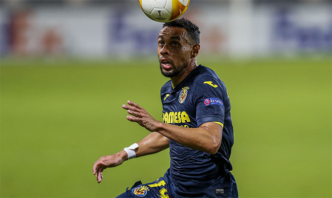 Mario Gaspar del Villarreal peleando un balón contra el Valladolid