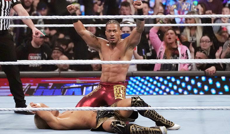 Carmelo Hayes celebra tras una victoria en la WWE