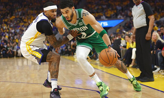 Jayson Tatum de los Celtics en accion contra Golden State Warriors