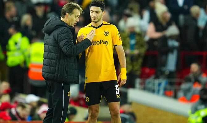 Raul Jimenez recibe indicaciones de Lopetegui en partido del Wolverhampton