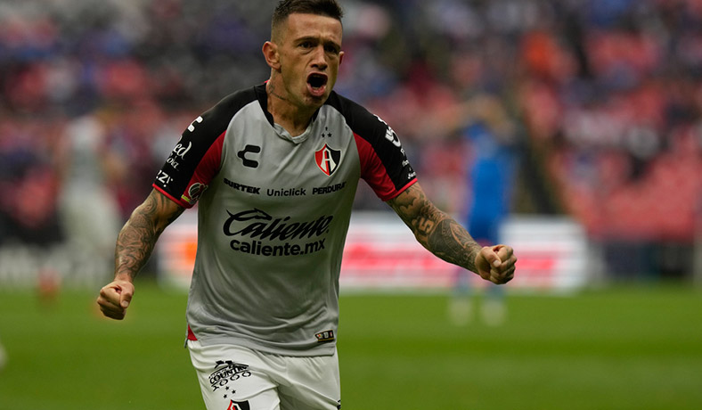 Brian Huevo Lozano festeja un gol del Atlas ante Cruz Azul