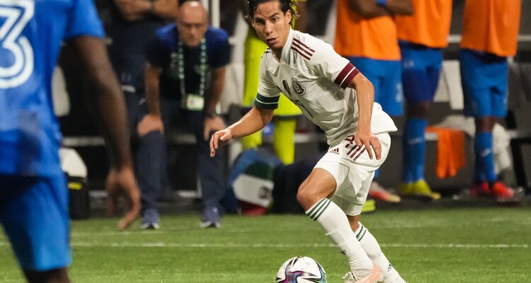 Imagen de Diego Laínez controlando el balón. Apuestas, pronósticos y cuotas para la Copa Oro 2021.