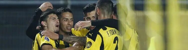 Álvarez Martínez celebra un gol con sus compañeros. Apuestas Copa Sudamericana 2021.