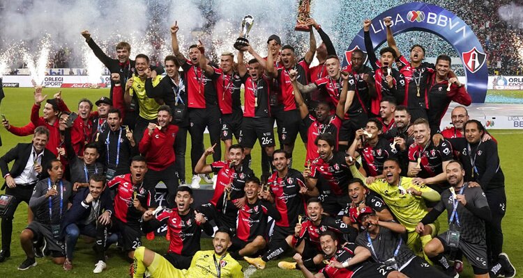 Los jugadores de Atlas celebran el título. Apuestas En La Liga MX: Cuotas y Pronósticos.