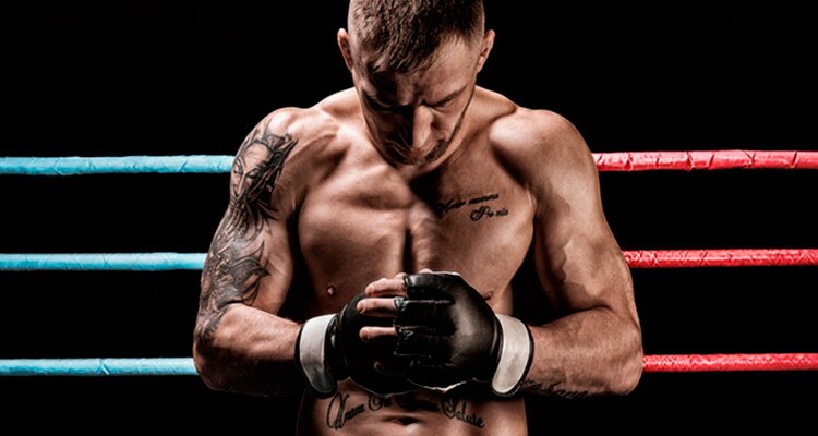 Imagen de un luchador concentrado antes de un combate. Aprende a realizar apuestas en la UFC.