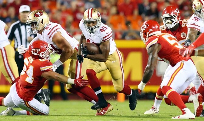 Matt Breida y los 49's buscan romper el buen ritmo de los Jefes.