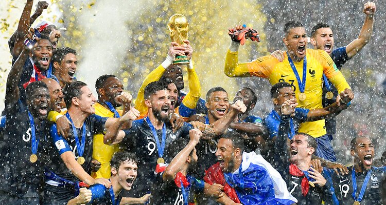 Jugadores de la selección francesa levantan el trofeo de campeons en la Copa Del Mundo conquistada por Francia en 2018.