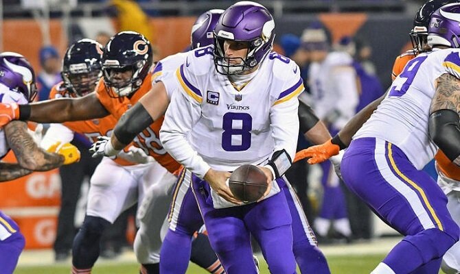 Kisrk Cousins y los Vikingos de Minnesota necesitan un triunfo ante los Osos de Chicago para amarrar el pase a playoffs.