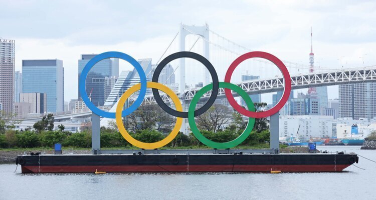 Imagen de Tokyo con los Anillos Olímpicos en primera plana. Apuestas Juegos Olímpicos 2020.