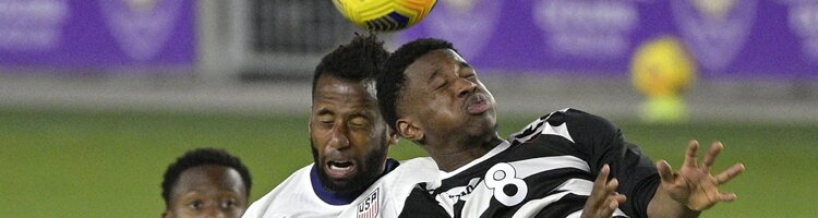 Kellyn Acosta y Andre Fortune lucha por el balón. Apuestas, pronósticos y cuotas, Copa Oro 2021.