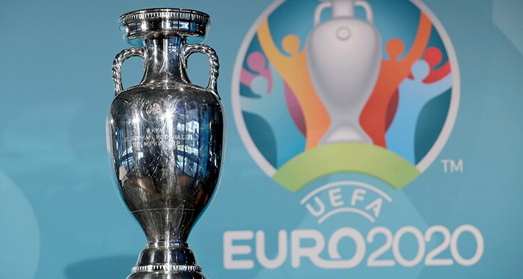 Trofeo de la Eurocopa con el logo de fondo. Todo lo que debes saber para tus apuestas en la Euro 2020.