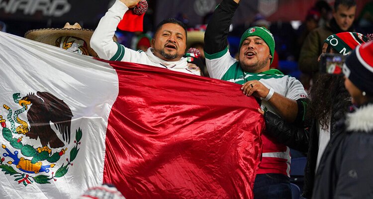 Aficionados de México animan a su equipo. Conoce los mejores sitios de apuestas de fútbol de México para apostar online.