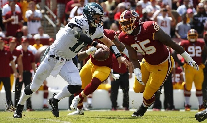Carson Wentz y los campeones defensores se juegan la vida ante los Pieles Rojas de Washington.